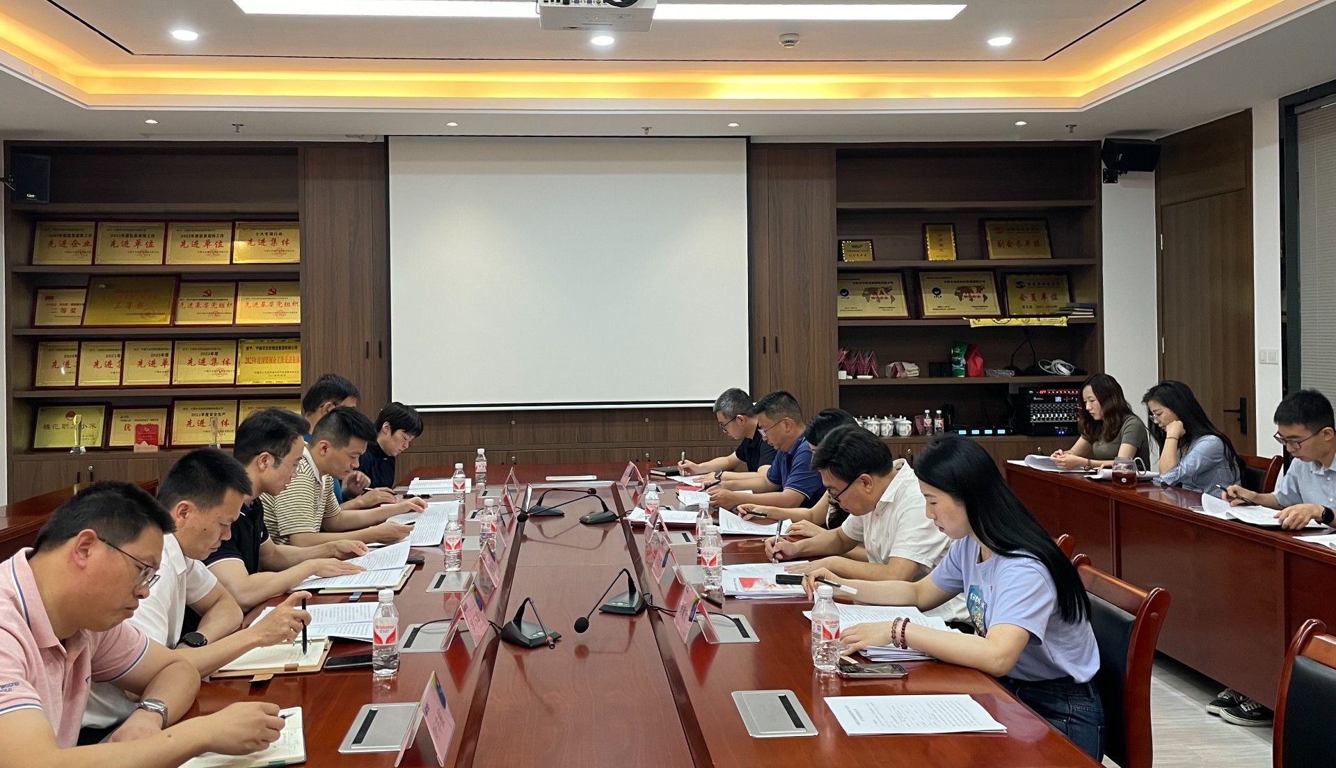 讲党性守党规严党纪——市哈哈体育集团向导赴市哈哈体育物流集团开展联系点事情，，，，叶岚清拍摄2.jpg
