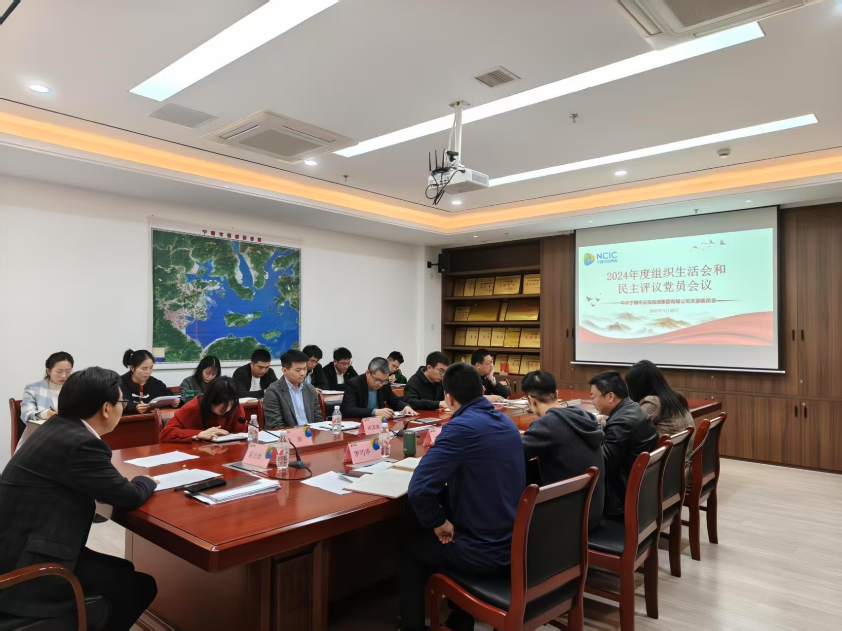 市哈哈体育物流集团党支部召开2024年度组织生涯会和民主评议党员聚会1.jpg